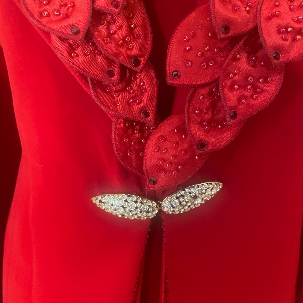 DonnaVinci Elegant Red Two-Piece skirt Suit with Decorative Collar - Picture 5 of 10